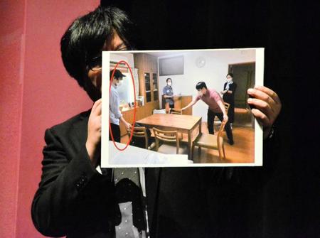 　映画「悪は存在しない」の初日舞台あいさつ中、大美賀均がエキストラで出演した濱口竜介監督の「偶然と想像」の場面写真が紹介された