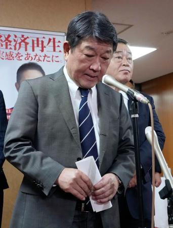 　衆院３補欠選挙で自民党が全敗し取材に応じる茂木幹事長