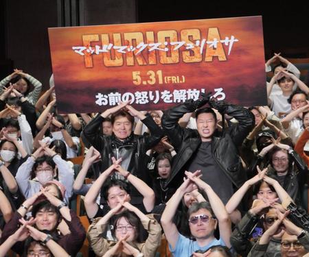 　集まった観客と「Ｖ８ポーズ」で撮影に応じたヒロミ（左）と長田庄平
