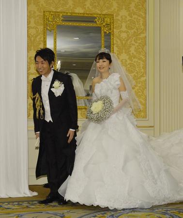 桂由美さんのウエディングドレスに身を包んだ丸岡いずみ＝２０１３年１月１９日