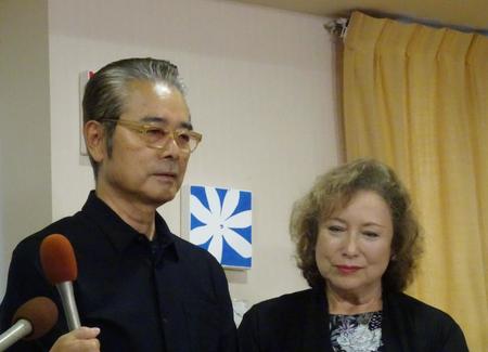 　桂由美さんの死去を悼むキャシー中島（右）・勝野洋夫妻