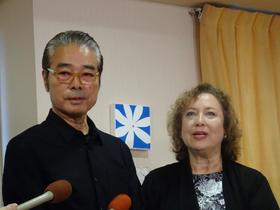 　桂由美さんの死去を悼むキャシー中島（右）と勝野洋夫妻