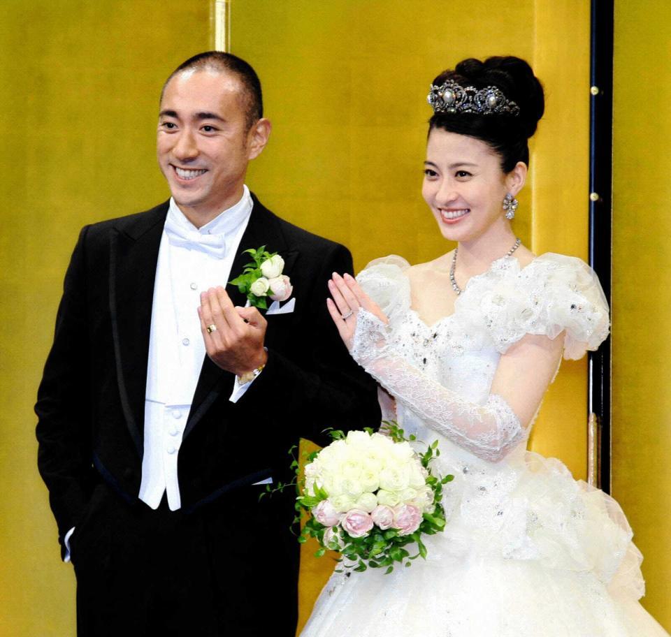 披露宴で桂由美さんのドレスを着用した麻央さんと海老蔵＝２０１０年７月２９日撮影