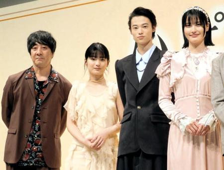 　舞台あいさつした（左から）山崎まさよし、蒔田彩珠、窪塚愛流、橋本愛