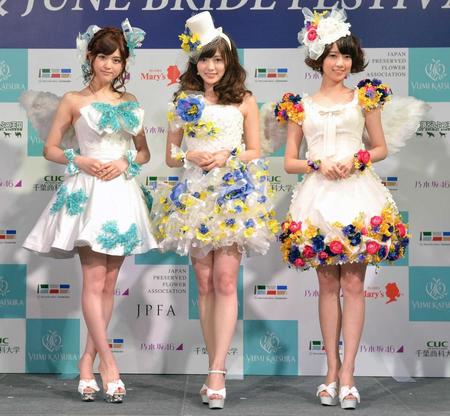 　天使の羽付きドレスを披露する（左から）松村沙友理、白石麻衣、橋本奈々未＝２０１４年