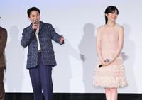 　笑顔を見せる川西拓実（ＪＯ１・左）と桜田ひより（撮影・吉澤敬太）