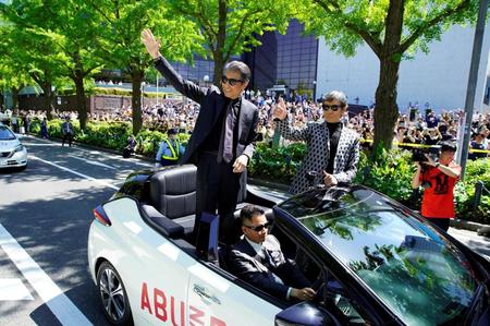 　「ザよこはまパレード」で沿道に詰めかけた観客に応える舘ひろし（左）と柴田恭兵