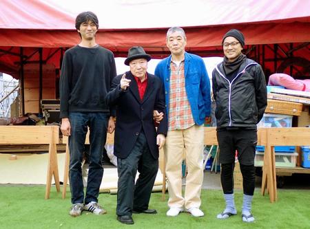 　紅テントを前にポーズを決める唐十郎さん（左から２人目）と（左から）本多愼一郎氏、柄本明、久保井研（２０１９年１０月撮影）
