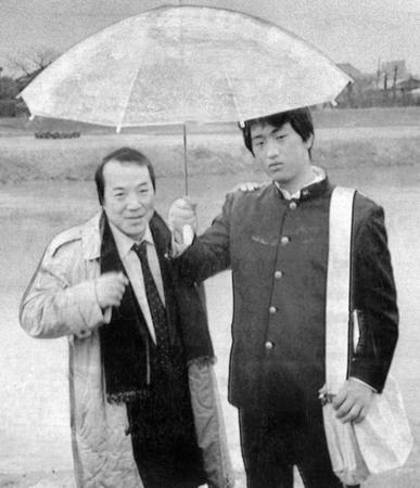 　若かりし頃の唐十郎さん（左）と大鶴義丹