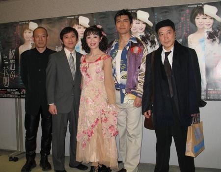 　舞台「秘密の花園」の会見に三田佳子（左から３人目）らと出席（右端）＝２００６年４月
