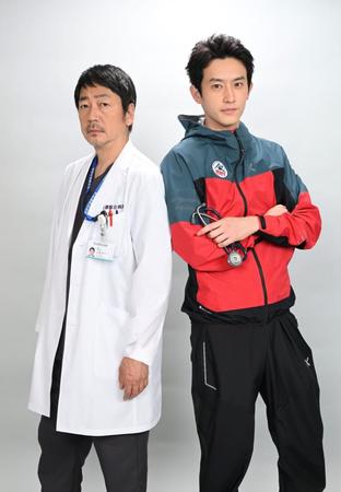 　山岳医を演じる杉野遥亮（右）と大森南朋