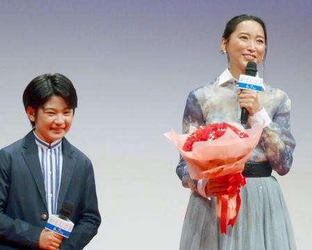 　中須翔真（左）からサプライズの母の日プレゼントをもらい感動する杏