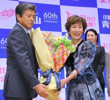 　三浦友和（左）から花束を贈られ喜ぶ高畑淳子（撮影・吉澤敬太）