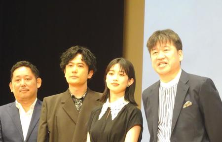 　映画「あんのこと」の舞台あいさつに登場した（左から）入江悠監督、稲垣吾郎、河合優実、佐藤二朗