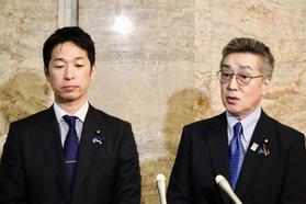 　日本維新の会の藤田文武幹事長（左）とともに、記者団の取材に応じる中条きよし参院議員