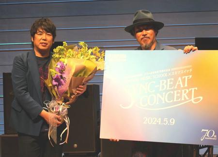 　サプライズで誕生日を祝われ花束が贈られたスキマスイッチの大橋卓弥（左）と常田真太郎