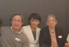 　小山内美江子さん（右）と記念写真に収まる武田鉄矢（左）＝本人提供