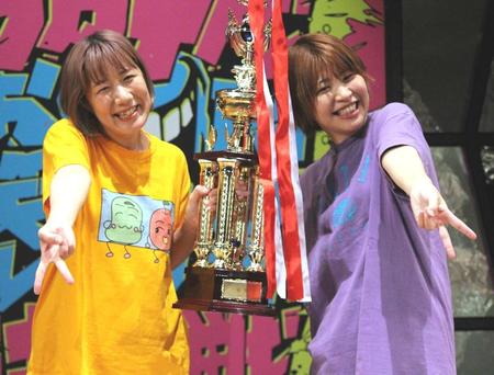 　優勝したＡマッソのむらきゃみ（左）と加納