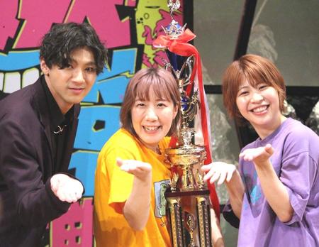 　記念撮影をする（左から）山田裕貴とＡマッソのむらきゃみと加納　