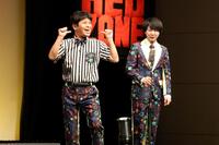 　漫才を披露する流れ星☆のちゅうえい（左）とたきうえ