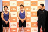 　新トリオのように３人で並ぶ（左から）おたけ、斉藤慎二、内田篤人氏＝２０２２年８月