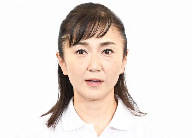 生稲晃子議員白スーツ姿で総理官邸に