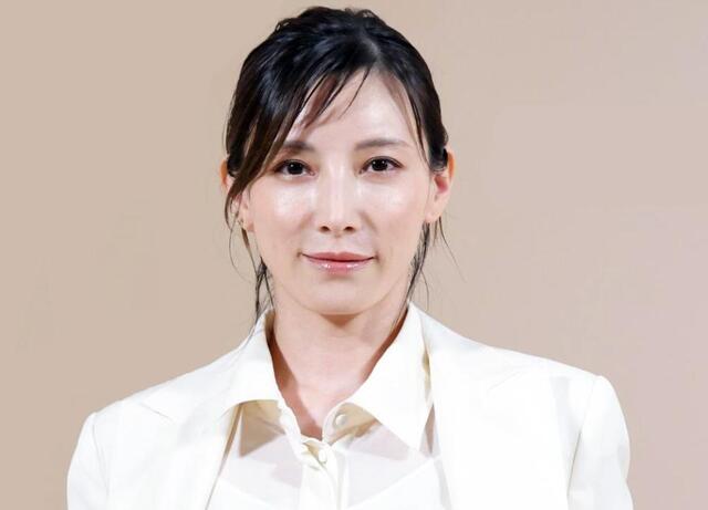 8年ぶり登場で話題のママ女優 夫チラリ