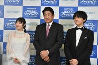 　公演を終えて取材に応じる（左から）松岡茉優、佐渡裕氏、亀井聖矢氏