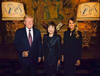 　トランプ次期米大統領（左）、妻メラニアさん（右）と面会した安倍昭恵さん＝15日、米フロリダ州（メラニアさんのＸから、共同）