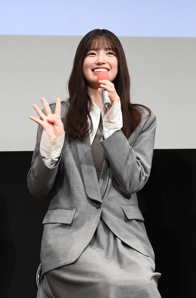 　撮影エピソードを笑顔で話す五百城茉央（撮影・園田高夫）