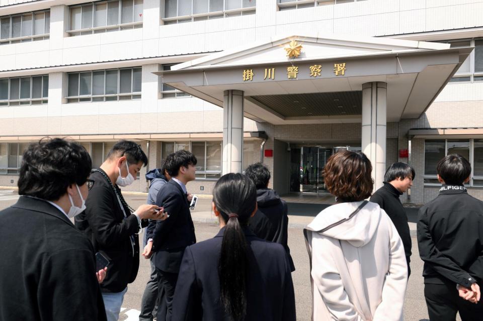 　静岡県掛川市の掛川警察署に集まった報道陣（撮影・堀内翔）