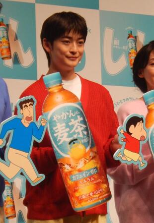 　写真に応じる高橋文哉