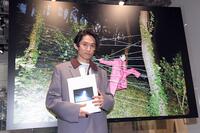 　写真展をＰＲする三宅健（撮影・佐藤厚）