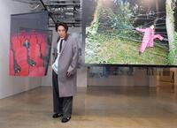 　写真展の会場に入る三宅健（撮影・佐藤厚）