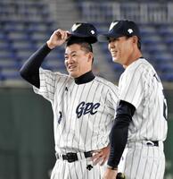 　福留孝介氏（左）と談笑する田中幸雄氏＝１８年１１月