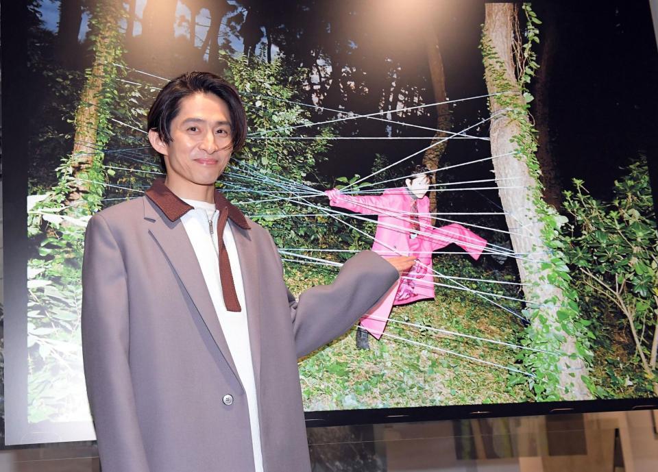 　写真展をＰＲする三宅健（撮影・佐藤厚）