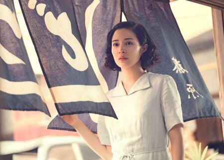 　映画「遠い山なみの光」から　©２０２５　Ａ　Ｐａｌｅ　Ｖｉｅｗ　ｏｆ　ＨＩｌｌｓ　Ｆｉｌｍ　Ｐａｒｔｎｅｒｓ