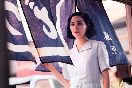 　映画「遠い山なみの光」より　©２０２５　Ａ　Ｐａｌｅ　Ｖｉｅｗ　ｏｆ　ＨＩｌｌｓ　Ｆｉｌｍ　Ｐａｒｔｎｅｒｓ