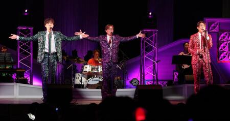 　３人で歌う純烈の（左から）後上翔太、酒井一圭、白川裕二郎（撮影・吉澤敬太）