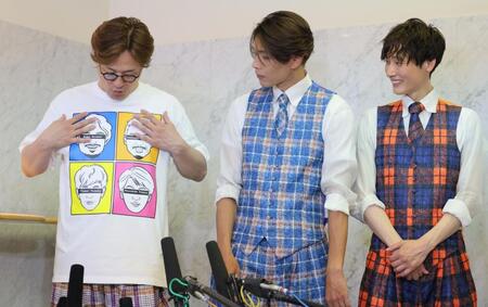 　辞めたメンバーの顔が描かれたＴシャツを着て会見する純烈の酒井一圭（左）。中央は白川裕二郎、右は後上翔太（撮影・吉澤敬太）