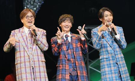 　３人で歌う純烈の（左から）酒井一圭、後上翔太、白川裕二郎（撮影・吉澤敬太）