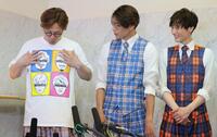 　辞めたメンバーの顔が描かれたＴシャツを着て会見する純烈の酒井一圭（左）。中央は白川裕二郎、右は後上翔太（撮影・吉澤敬太）