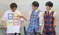 　辞めたメンバーの顔が描かれたＴシャツを着て会見する純烈の酒井一圭（左）。中央は白川裕二郎、右は後上翔太（撮影・吉澤敬太）