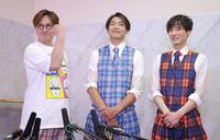 　締めに「（３人で）頑張レオン！」とポーズを決める純烈の（左から）酒井一圭、白川裕二郎、後上翔太（撮影・吉澤敬太）