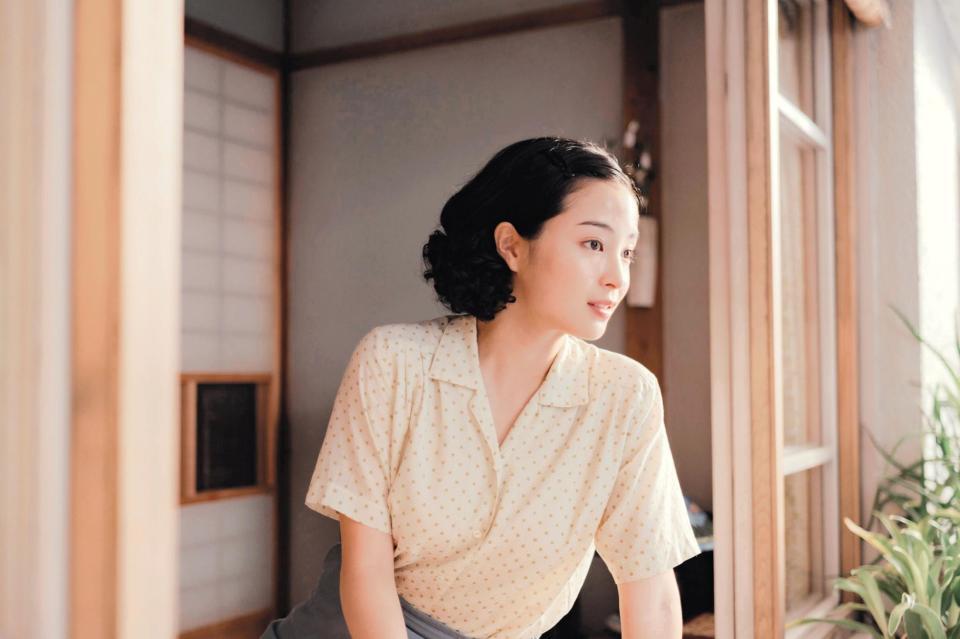 　映画「遠い山なみの光」より　©２０２５　Ａ　Ｐａｌｅ　Ｖｉｅｗ　ｏｆ　ＨＩｌｌｓ　Ｆｉｌｍ　Ｐａｒｔｎｅｒｓ