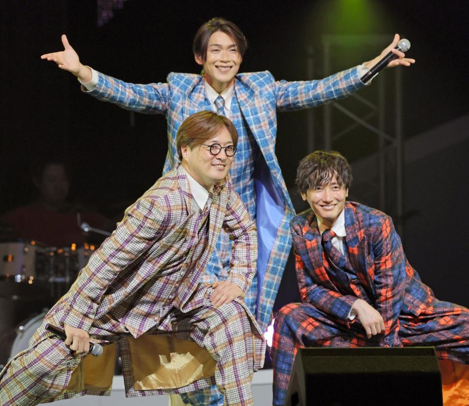 　３人で歌う純烈の（手前左から）酒井一圭、白川裕二郎、後上翔太（撮影・吉澤敬太）