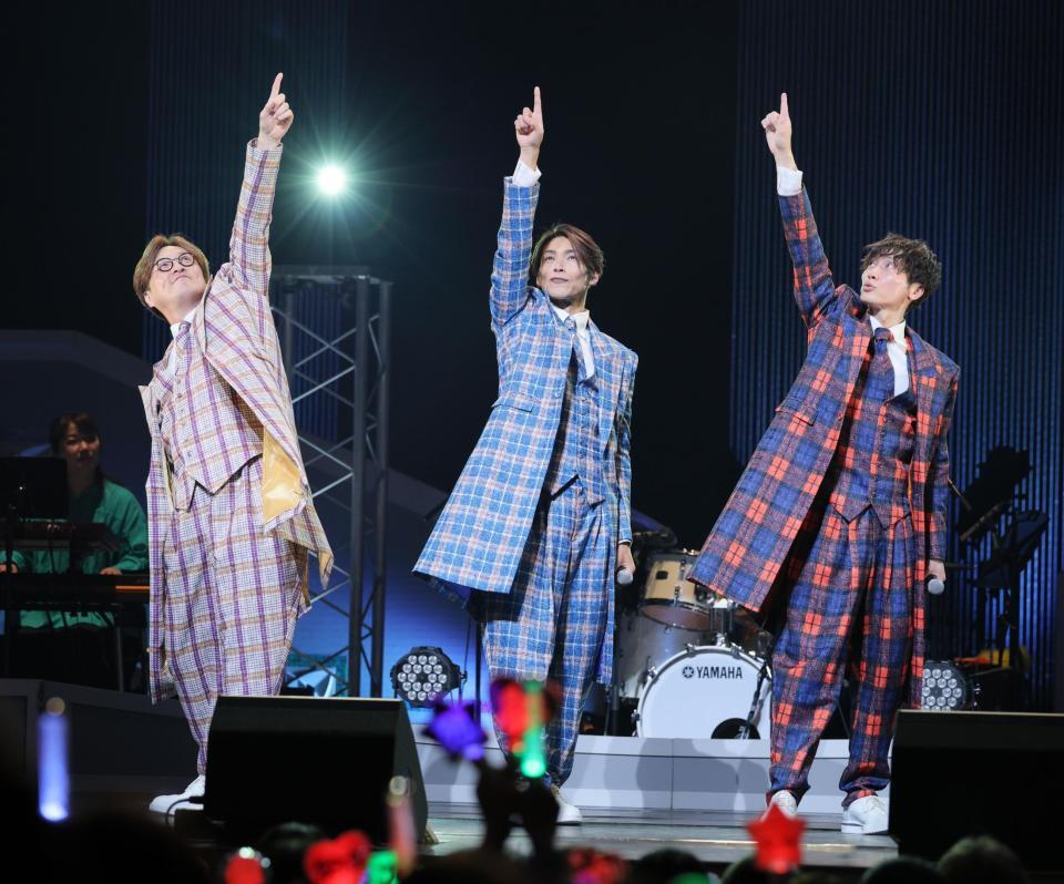 　３人で天を指す純烈の（左から）酒井一圭、白川裕二郎、後上翔太（撮影・吉澤敬太）