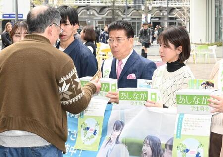 　街頭で募金活動を行う西川きよし（右から２人目）＝撮影・高部洋祐