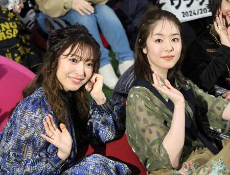 　初日舞台あいさつに出席した広山詞葉（左）と唐田えりか