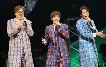 　３人で歌う純烈の（左から）酒井一圭、後上翔太、白川裕二郎（撮影・吉澤敬太）